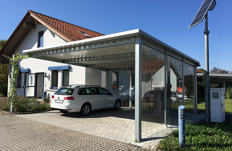 Carport mit Sandwichdach und Vogelschutzverglasung